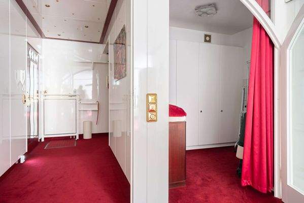 Blick vom Wohnbereich in den Flur