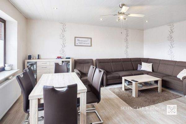 Das Wohn- und Esszimmer der Einliegerwohnung mit Terrassenzugang