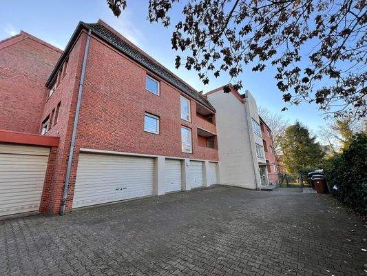 Rotes Wohngebäude mit Garagen