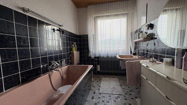 Bad mit Wanne im Erdgeschoss