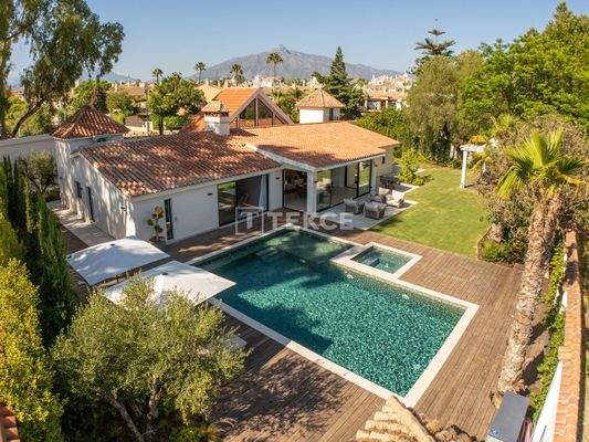 Luxury Villa with Garden and Modern Designs in Marbella Málaga