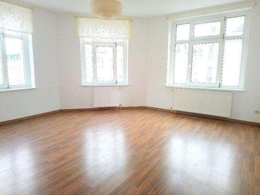 geräumiges Wohnzimmer mit Laminat