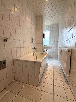 Badzimmer mit Fenster, Wanne, WM-Anschluss