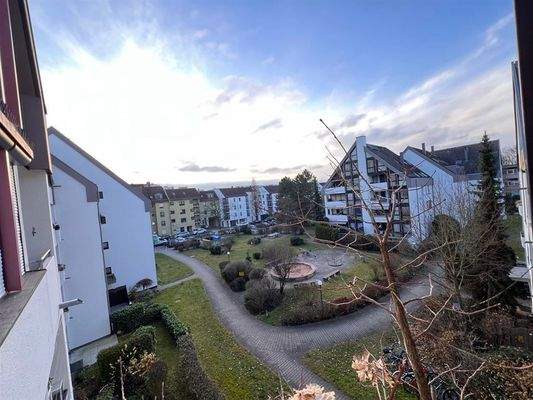 schönem Blick in die Grünanlage