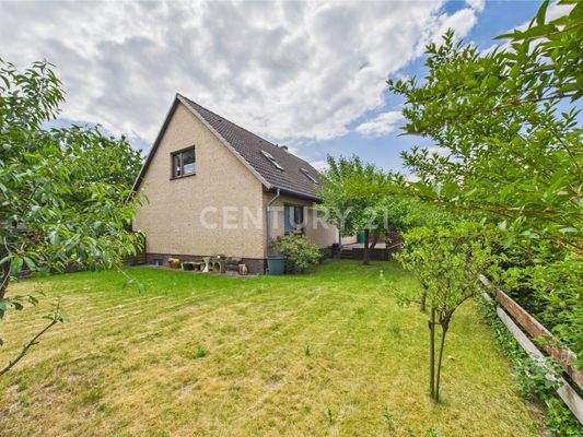 Großzügiger Garten mit viel Platz zum Spielen