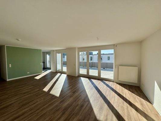 Wohnzimmer m. Zugang zum Balkon