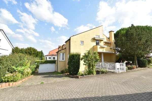 Straßenansicht Hauseingang und Garage