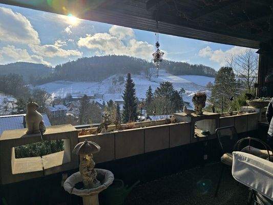 überdachte Terrasse mit Ausblick