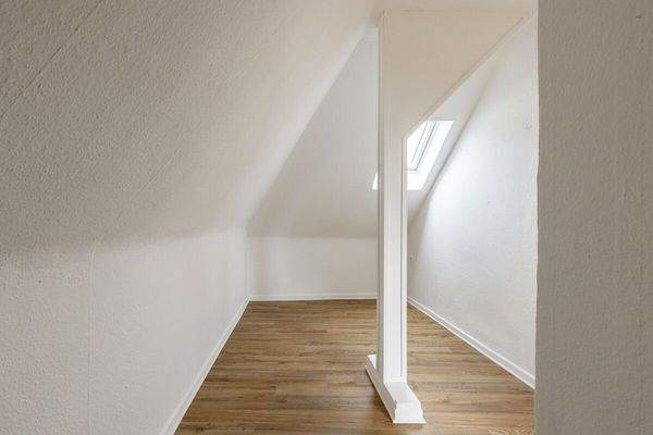 Ankleidezimmer zugänglich durchs 2. Schlafzimmer