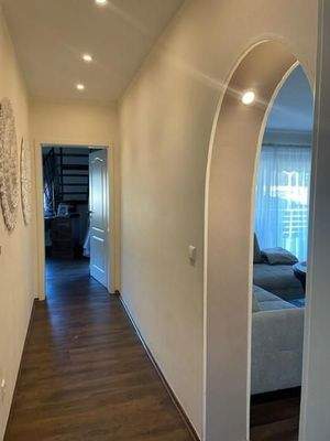 29 WE1 Flur mit Blick zum SZi und Treppe zur Ankleide