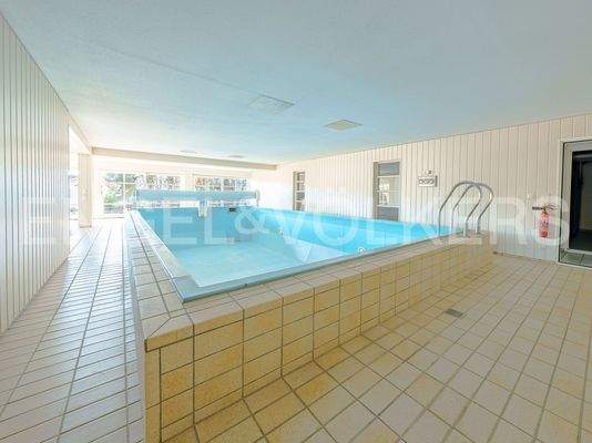 Geräumiger, heller Innenpool-Bereich