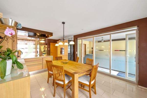 Esszimmer mit Blick in die Küche