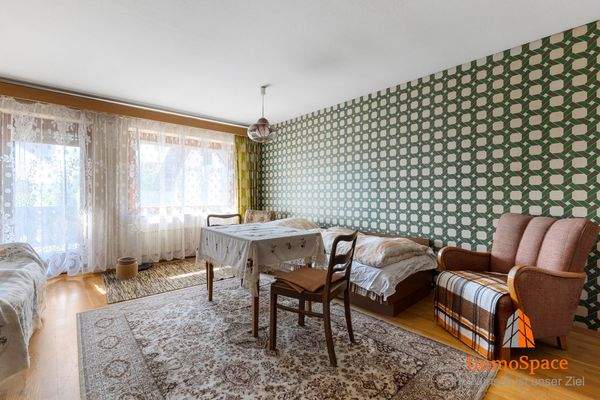 Geräumiges Wohnzimmer im Obergeschoss