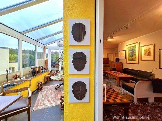 Der Wintergarten erweitert das Wohnzimmer