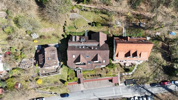 Gebäude von oben (+Weg in den Wald).jpeg