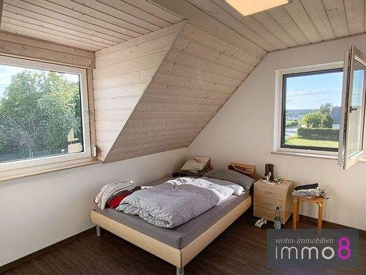 lichtdurchflutetes Schlafzimmer