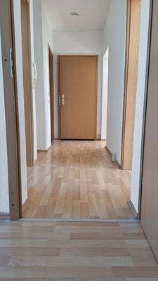 Flur (Sicht zum Wohnungseingang)