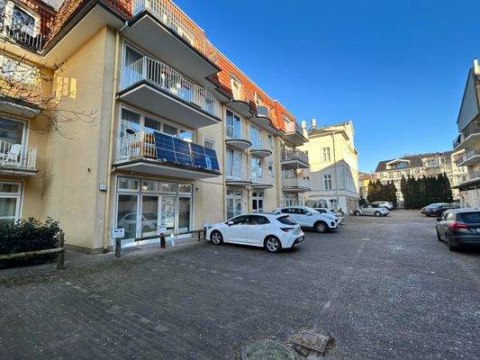 Innenhof mit zweitem Eingang und Stellplätzen