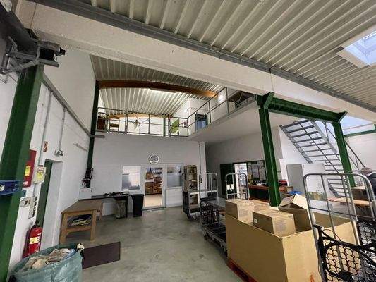 Halle 1 mit Zugang zum Büro