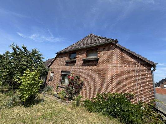 Giebelansicht mit Garten
