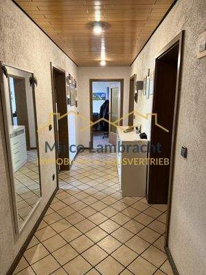 Flur mit Blick von der Wohnungstür