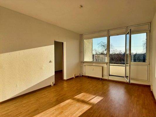 Wohnzimmer mit Balkon