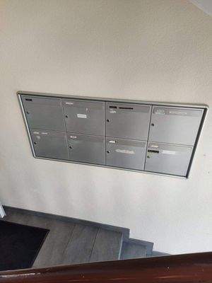 Eingang mit Briefkastenanlage