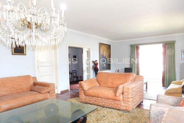 Wohnzimmer mit Zugang zum Garten