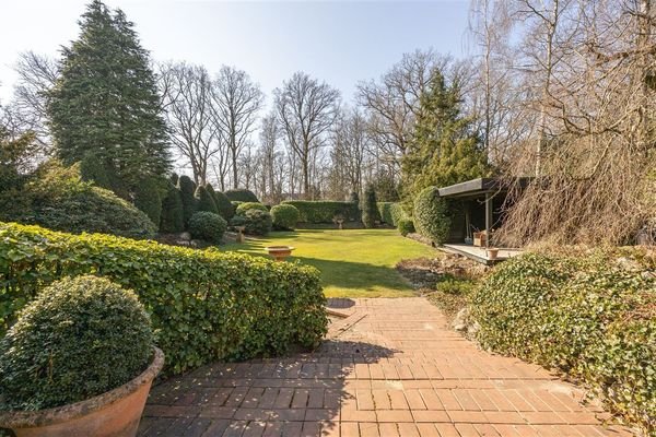 Parkähnlicher und geschützter Garten mit Pavillon