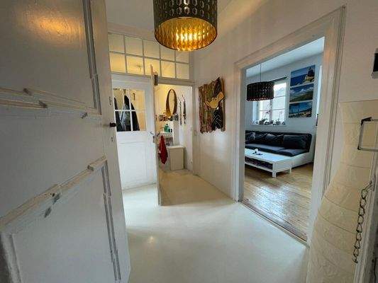 Flur zum Badezimmer und Wohnzimmer