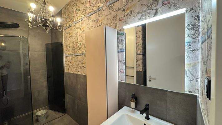 Luxeriöses Bad mit Dusche