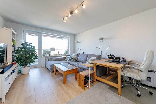 Lichtdurchflutetes Wohnzimmer