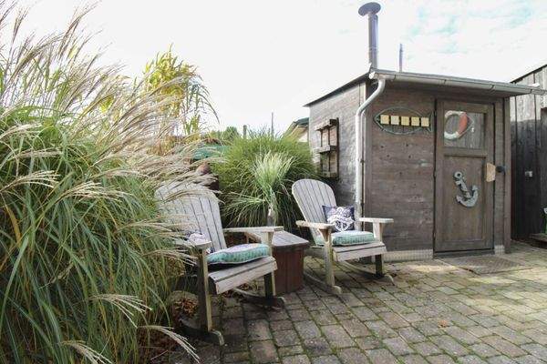 Sauna mit Sitzgelegenheit