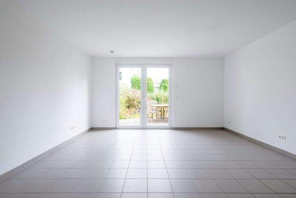 Wohnbereich mit Zugang zum Balkon