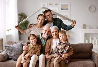 Ganze Familie mit Großeltern