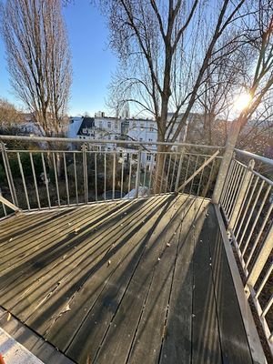 identische Terrasse aus Nachbarwohnung darüber.jpg