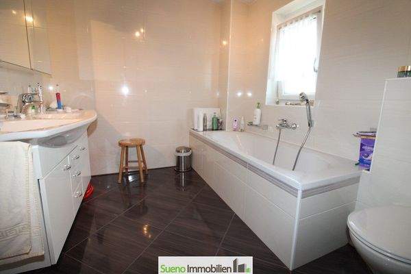 Bad mit Badewanne und Dusche