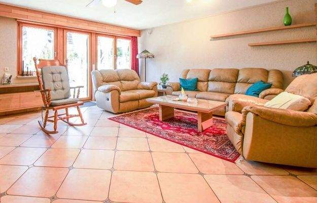 Wohnzimmer mit Zugang zur Terrasse