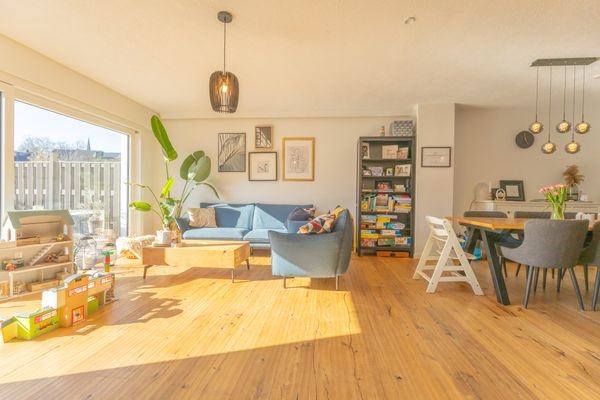 Wohn-Esszi. m. Parkettfußb. u. Zugang zur Terrasse