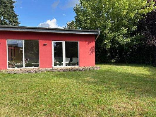 Blick aus dem Ruheraum in den Garten