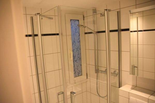Bad mit Dusche im EG