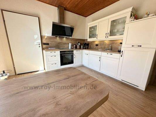 ...mit hochwertiger Einbauküche...