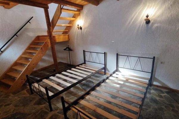 Kreta, Kavousi: Traditionelles Dorfsteinhaus mit Gästehaus zu verkaufen