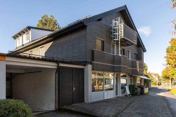 Straßenseite mit Einzelhandel