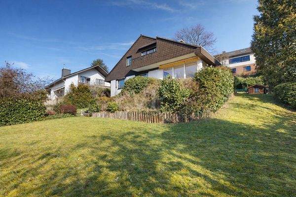 Gartenansicht und Blick zum Haus