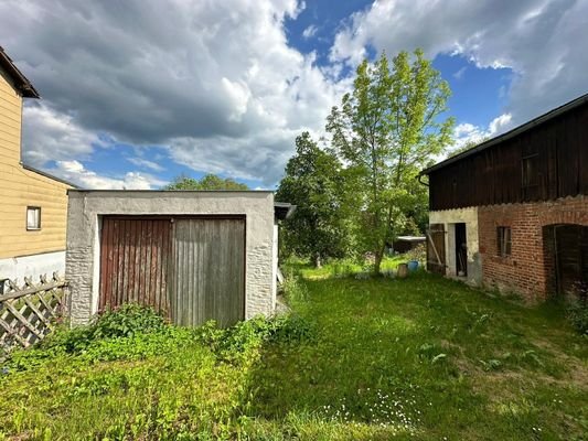 Garten mit Garage und Geräteschuppen