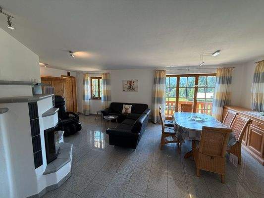 Wohn und Essbereich mit Kachelofen