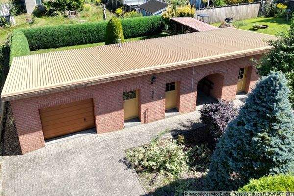 Nebengebäude mit Garage, Lager, Gästezimmer und Durchgang zum Garten