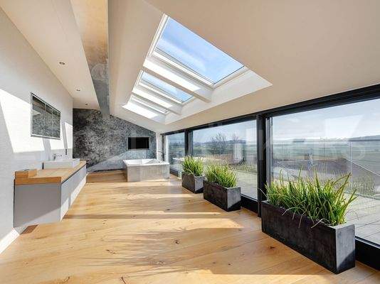 Lichtdurchflutetes Wellnessbad