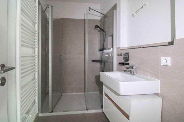 Badezimmer mit Dusche